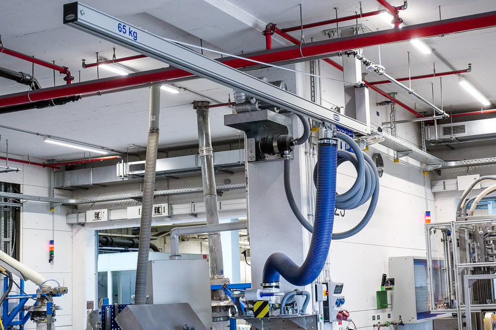 The vacuum tube lifter can be used flexibly on the swivel-mounted ceiling crane wherever it is needed.